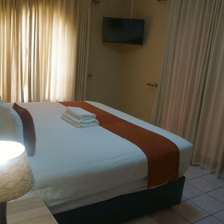 Bridgeville Guest House Габороне Екстер'єр фото