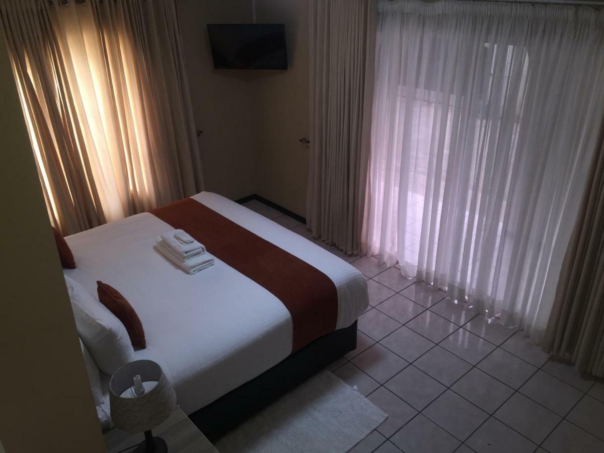 Bridgeville Guest House Габороне Екстер'єр фото